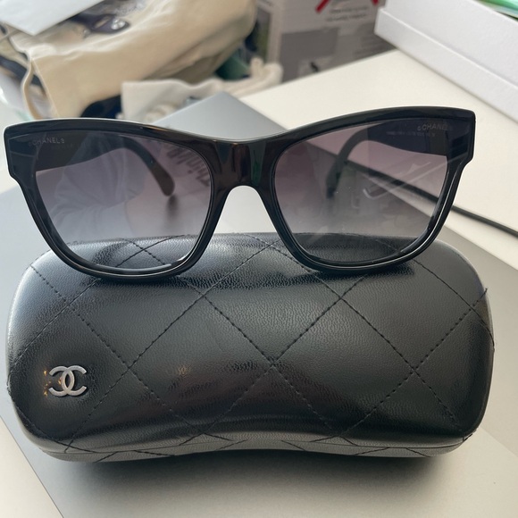 Chanel Black Frame Sunglasses with black CC logo on both side - Picture 7 of 8